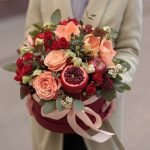 Photo Courtesy: Pinterest Flower Box con rose, roselline a grappolo, ellebori, skimmia, wax flowers, hippeastrum ed eucalipto.