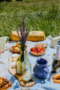 tavola da pic nic con mazzo di lavanda